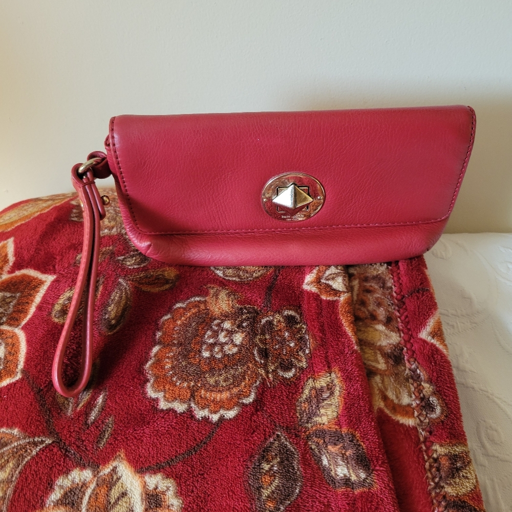 Kate Spade Evan chrystie leather wristlet clutch bag.